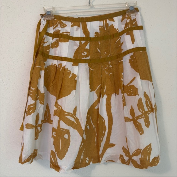 Gap Dresses & Skirts - GAP Women's Size 4 White Gold Yellow Floral Pleated
Line Skirt knee length